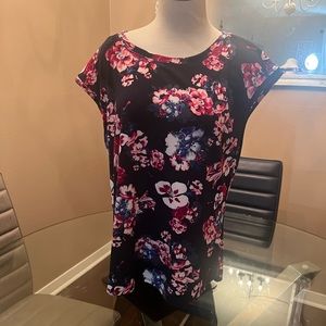 Women’s ELLE blouse, size large, floral, beautiful design